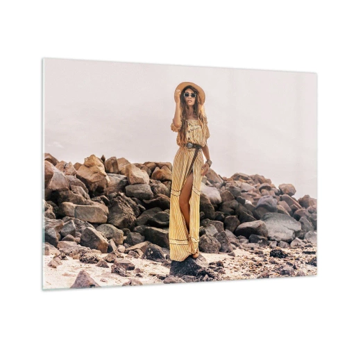 Tablou pe sticlă - O femeie într-o rochie în stil boho pe un țărm stâncos - 70x50cm - Magia pietrelor - Decorațiune modernă pentru perete pentru living și dormitor ARTTOR