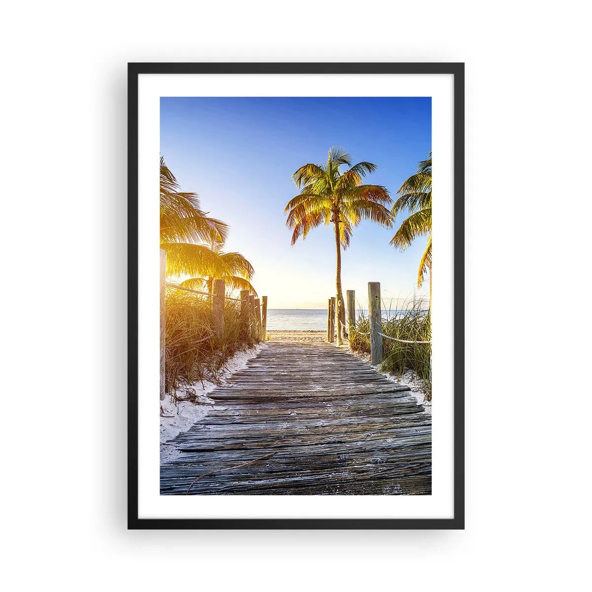 Poster în ramă neagră - Cale de lemn spre plajă cu palmieri în lumina soarelui - 50x70cm - Direct în paradis - Decorațiune modernă pentru perete pentru living și dormitor ARTTOR