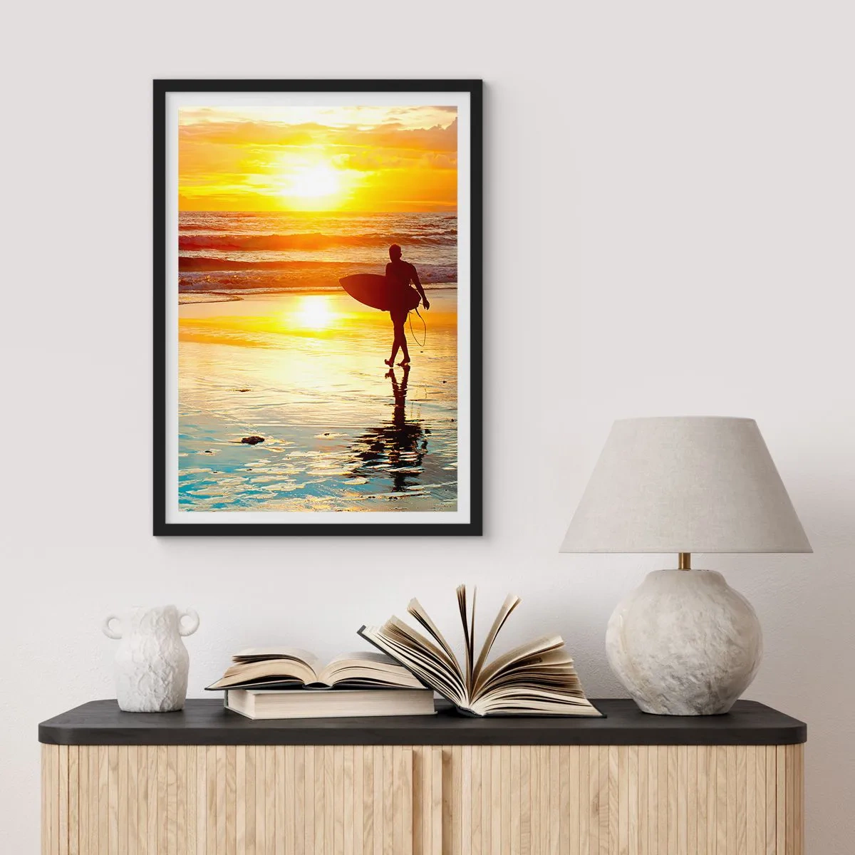 Poster în ramă neagră - Surfer plimbându-se pe plajă la apus - 50x70cm - Întoarcerea războinicului - Decorațiune modernă pentru perete pentru living și dormitor ARTTOR
