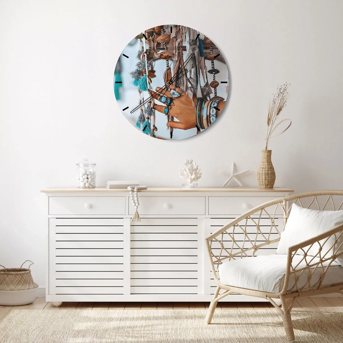 Ceas de perete - Ceas pe sticlă - O mână decorată cu bijuterii printre obiecte de artizanat boho - 30x30cm - Comori locale - Decorațiune modernă pentru perete pentru living, bucătărie și dormitor ARTTOR