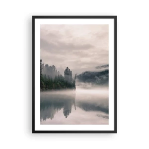 Poster în ramă neagră - O pădure învăluită în ceață se reflectă în suprafața calmă a lacului - 50x70cm - În reverie, în ceață - Decorațiune modernă pentru perete pentru living și dormitor ARTTOR