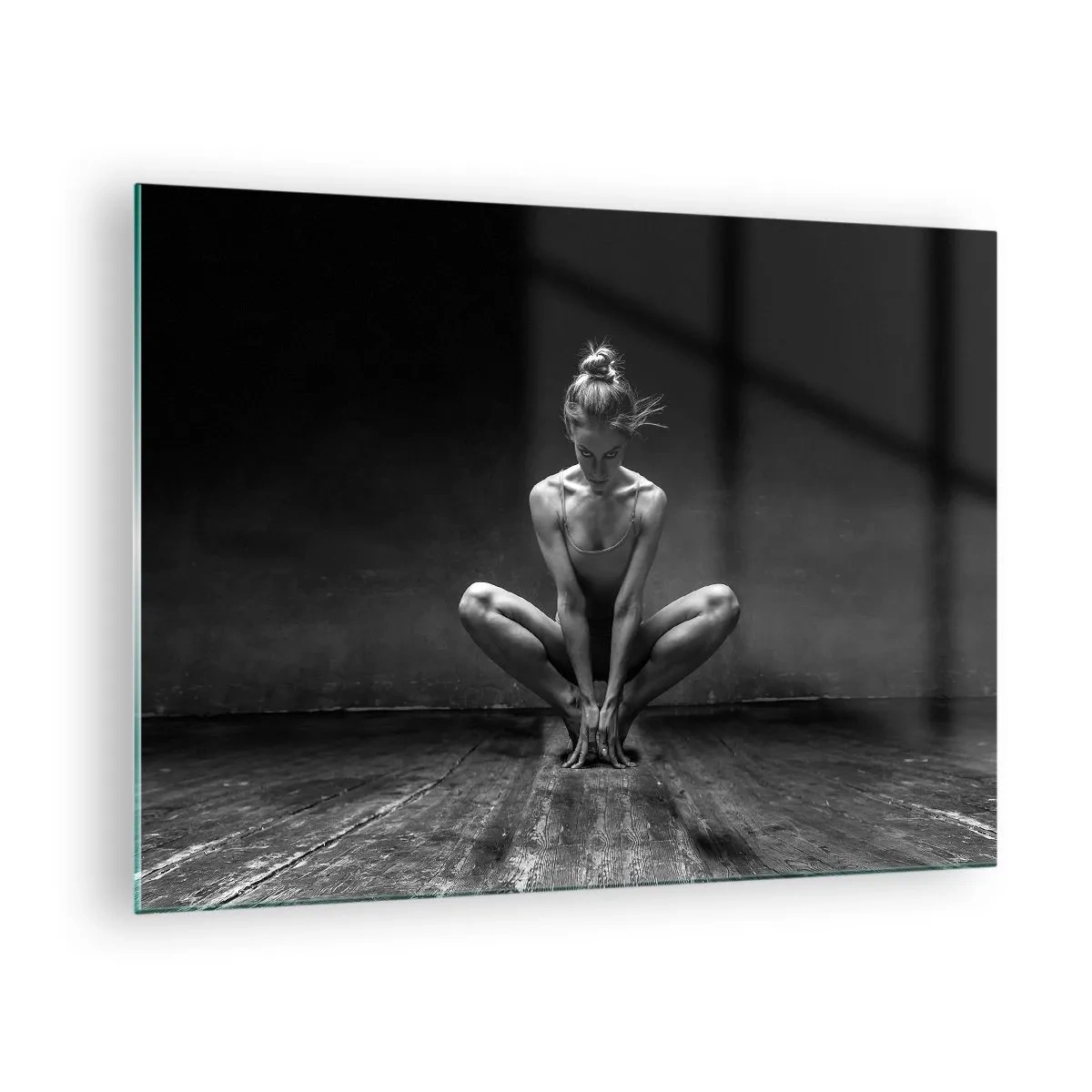 Tablou pe sticlă - O dansatoare într-o poză de balet pe o podea de lemn - 70x50cm - Energie de dans concentrată - Decorațiune modernă pentru perete pentru living și dormitor ARTTOR