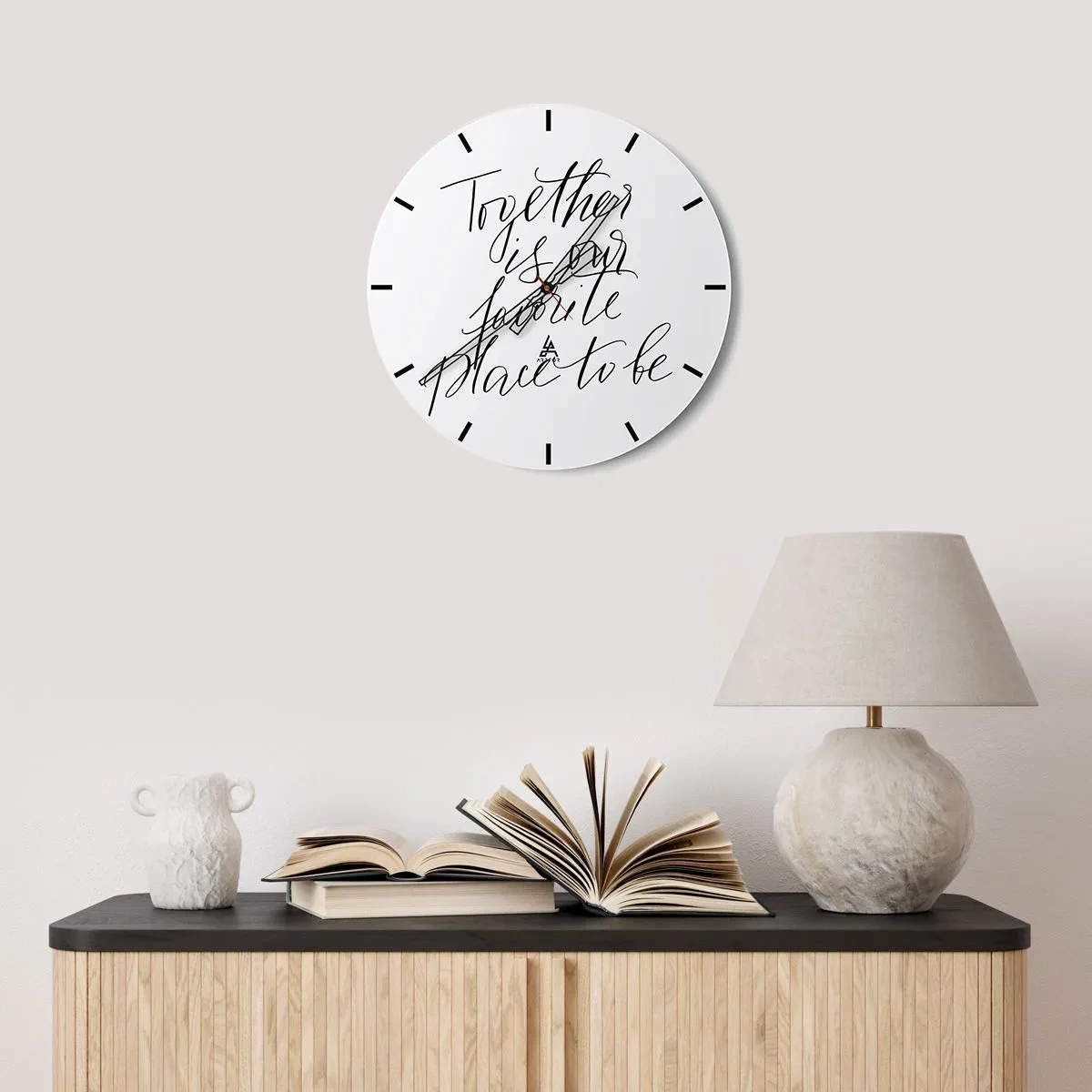 Ceas de perete - Ceas pe sticlă - Citatul „Împreună este locul nostru preferat” pe fundalul unui ceas alb - 30x30cm - O simți și tu? - Decorațiune modernă pentru perete pentru living, bucătărie și dormitor ARTTOR