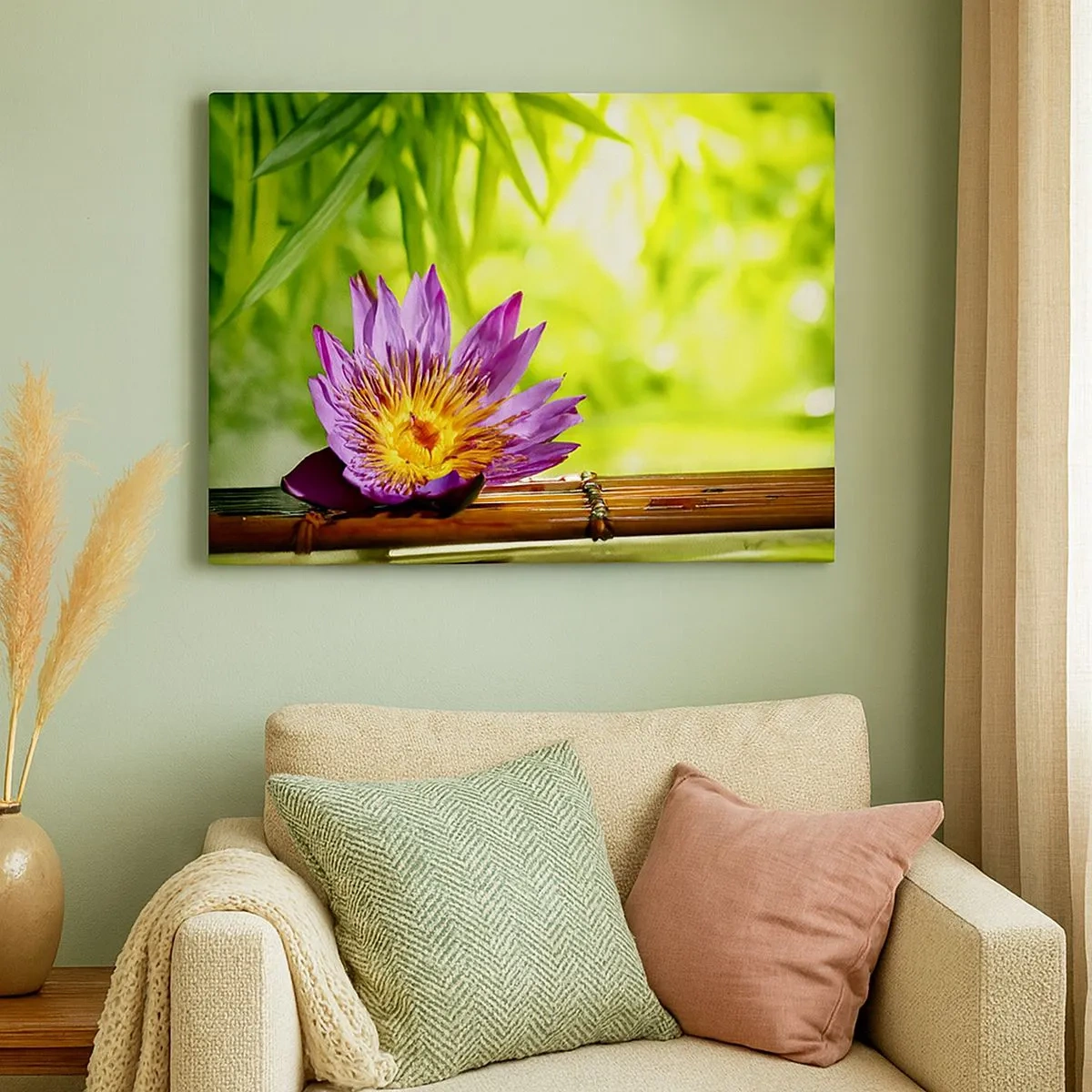 Tablou pe pânză Canvas - Floare de lotus violet pe un fundal de frunze verzi de bambus - 70x50cm - În soarele asiatic - Decorațiune modernă pentru perete pentru living și dormitor ARTTOR