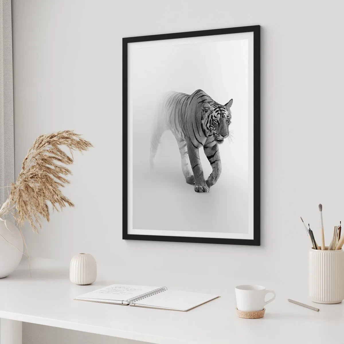 Poster în ramă neagră - Un tigru alb-negru ieșind din ceață - 50x70cm - De veghe în ceață - Decorațiune modernă pentru perete pentru living și dormitor ARTTOR