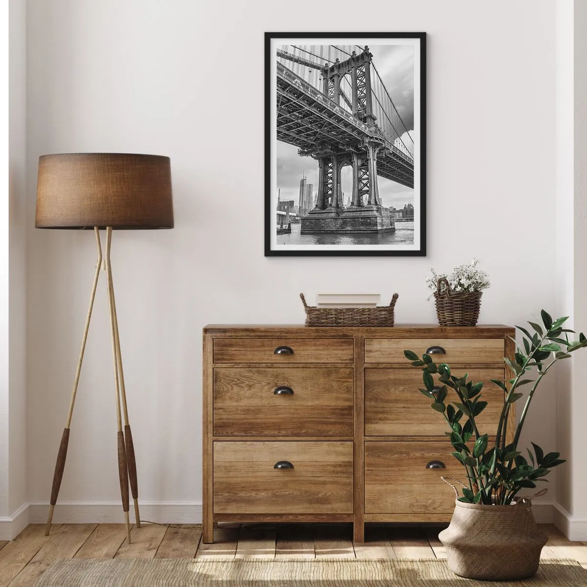 Poster în ramă neagră - Un pod în alb și negru pe fundalul unui peisaj urban - 50x70cm - Spre inima orașului - Decorațiune modernă pentru perete pentru living și dormitor ARTTOR