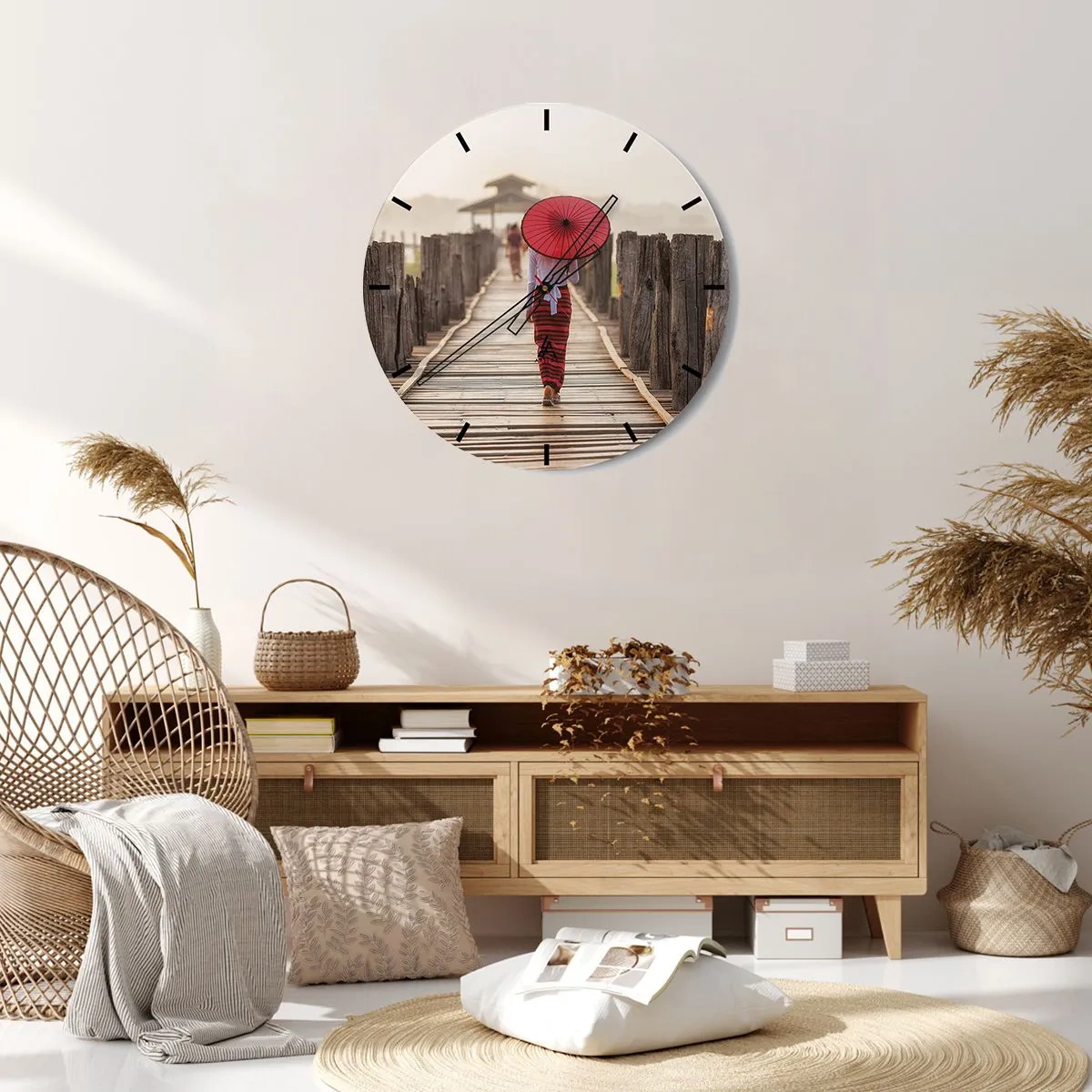 Ceas de perete - Ceas pe sticlă - O femeie cu o umbrelă roșie pe un pod de lemn - 30x30cm - Pe podul vechi - Decorațiune modernă pentru perete pentru living, bucătărie și dormitor ARTTOR