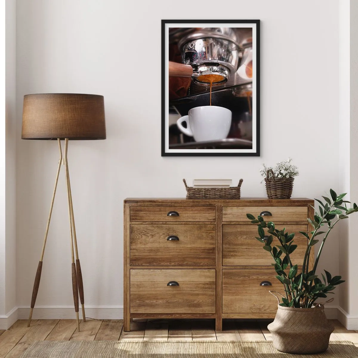 Poster în ramă neagră - Un aparat de cafea care toarnă espresso proaspăt într-o ceașcă - 50x70cm - Cel mai bun moment al zilei - Decorațiune modernă pentru perete pentru living și dormitor ARTTOR