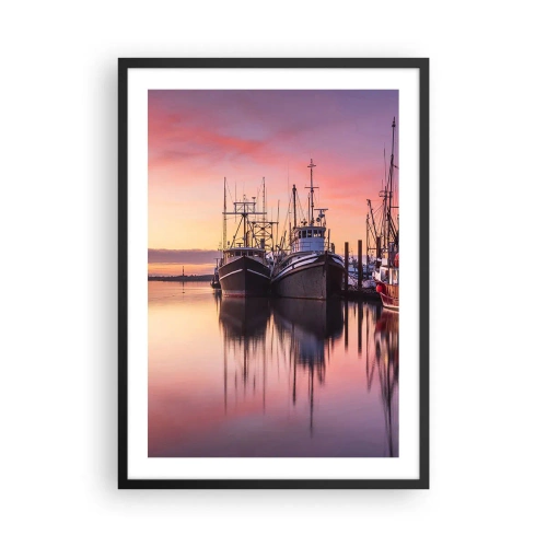 Poster în ramă neagră - Bărci de pescuit în port la apus - 50x70cm - Înainte de o zi plină - Decorațiune modernă pentru perete pentru living și dormitor ARTTOR