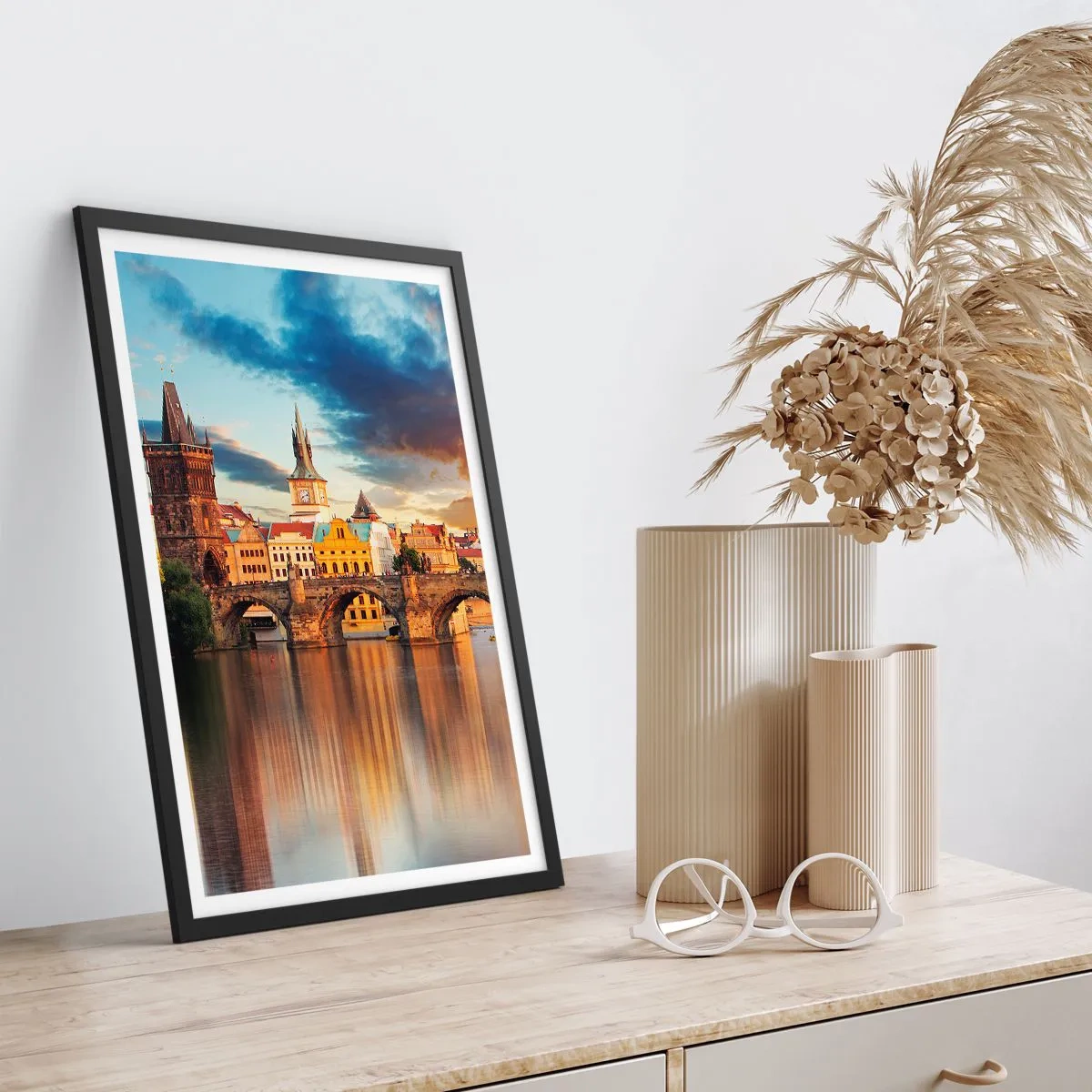 Poster în ramă neagră - Podul Carol din Praga la apus - 50x70cm - Frumoasă pentru veacuri - Decorațiune modernă pentru perete pentru living și dormitor ARTTOR