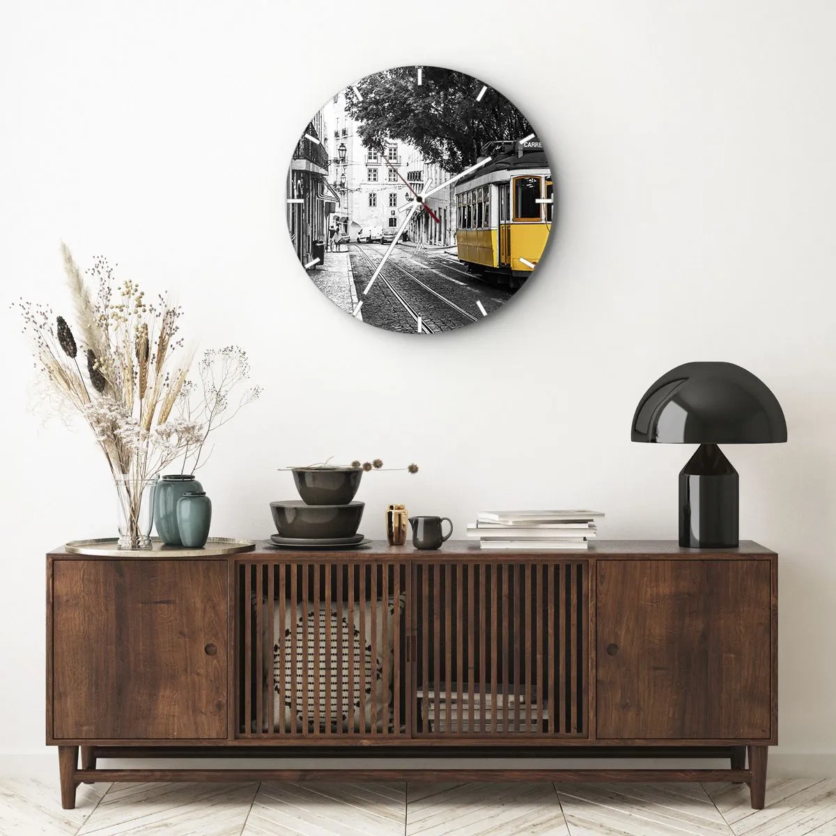 Ceas de perete - Ceas pe sticlă - Un tramvai galben pe o stradă alb-neagră dintr-un cartier istoric - 30x30cm - Sună fado în fundal - Decorațiune modernă pentru perete pentru living, bucătărie și dormitor ARTTOR