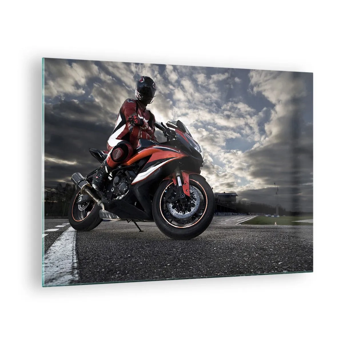 Tablou pe sticlă - Un motociclist pe o pistă de curse sub un cer furtunos - 70x50cm - Călărețul întunecat - Decorațiune modernă pentru perete pentru living și dormitor ARTTOR