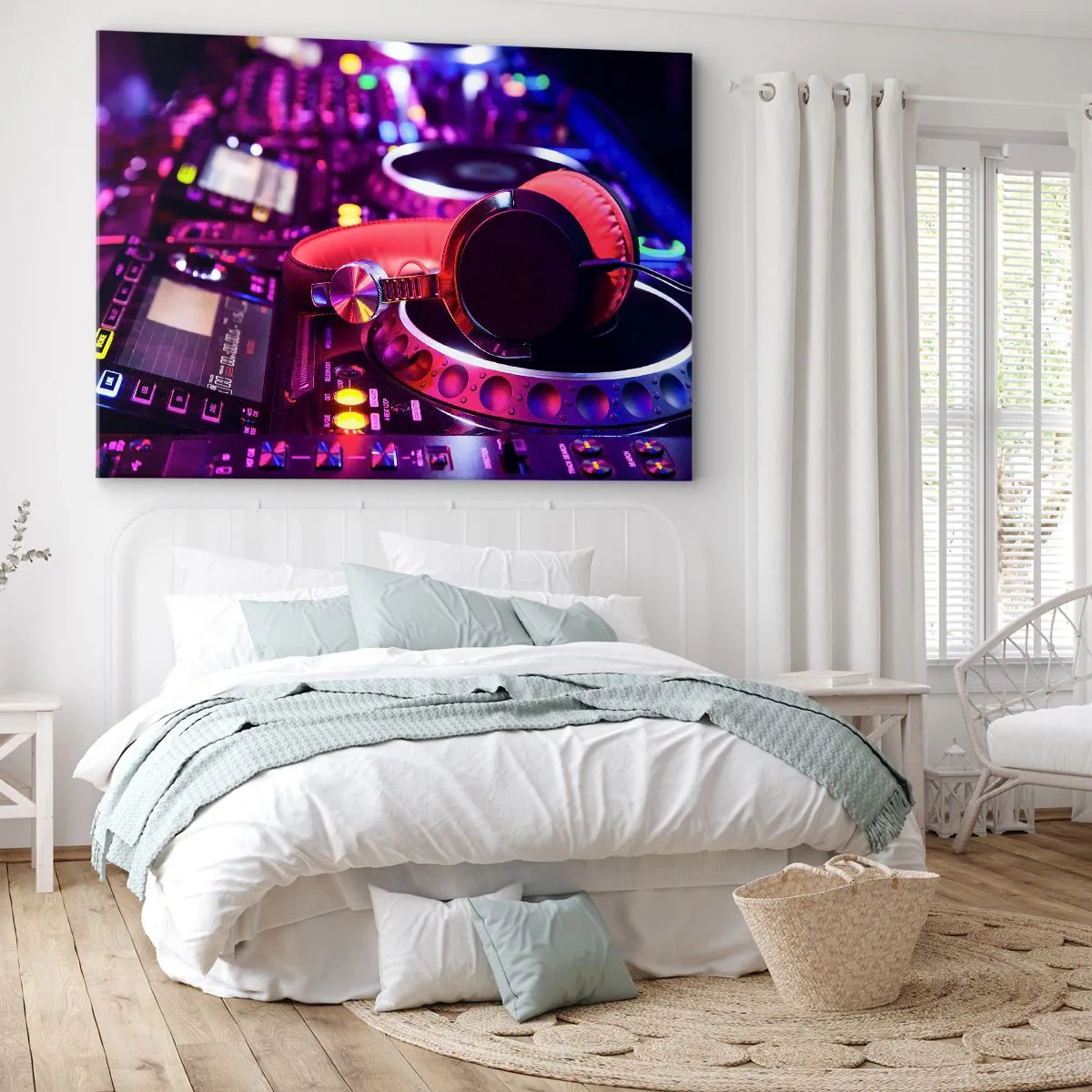 Tablou pe pânză Canvas - Căști DJ pe o consolă cu iluminare neon - 70x50cm - Înainte de a începe distracția - Decorațiune modernă pentru perete pentru living și dormitor ARTTOR