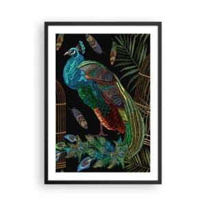 Poster în ramă neagră - Un păun colorat pe un fundal de cuști aurii și frunze verzi. - 50x70cm - În veșmânt regal - Decorațiune modernă pentru perete pentru living și dormitor ARTTOR