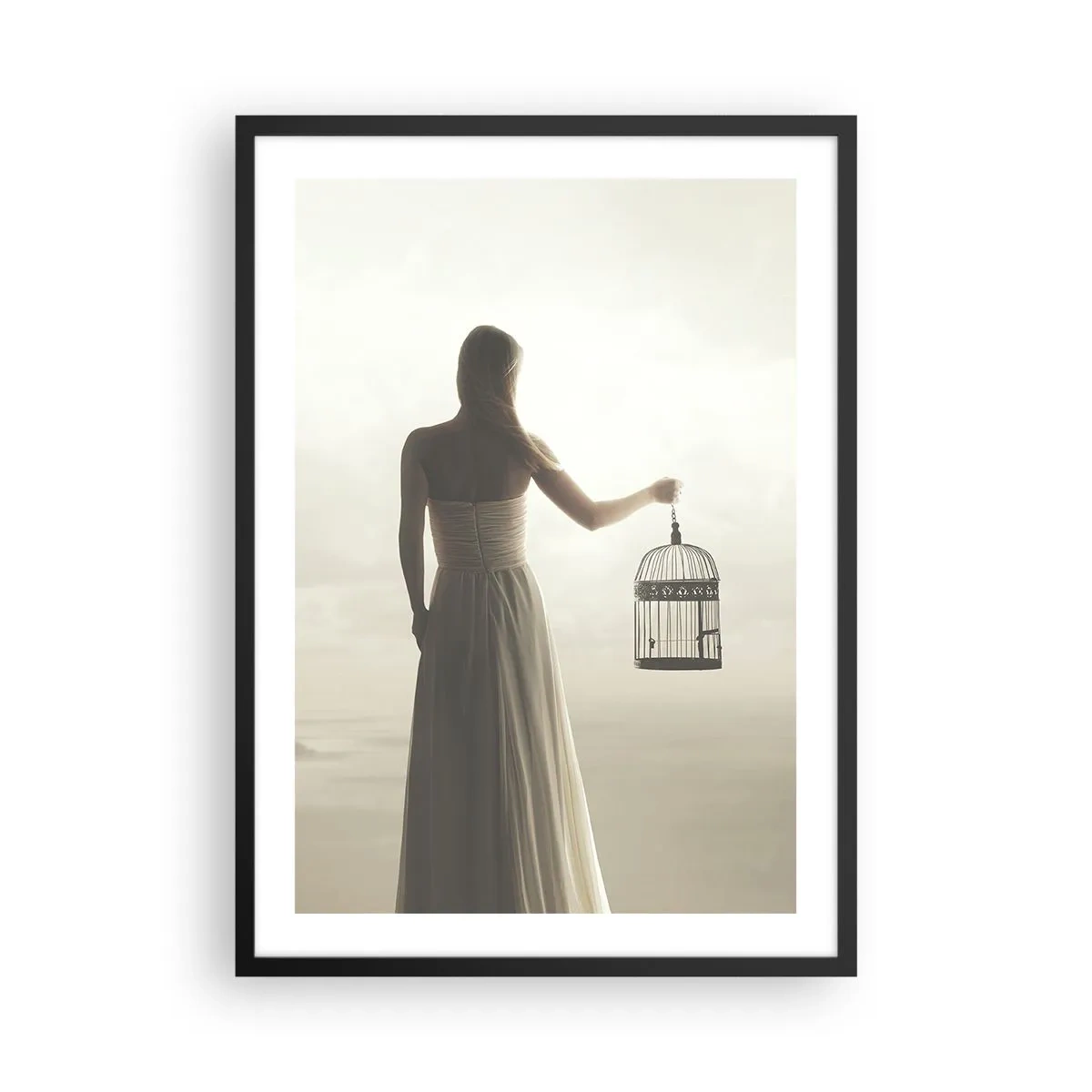 Poster în ramă neagră - femeie cu o cușcă pe fundalul unui peisaj cețos - 50x70cm - Fii liberă - Decorațiune modernă pentru perete pentru living și dormitor ARTTOR