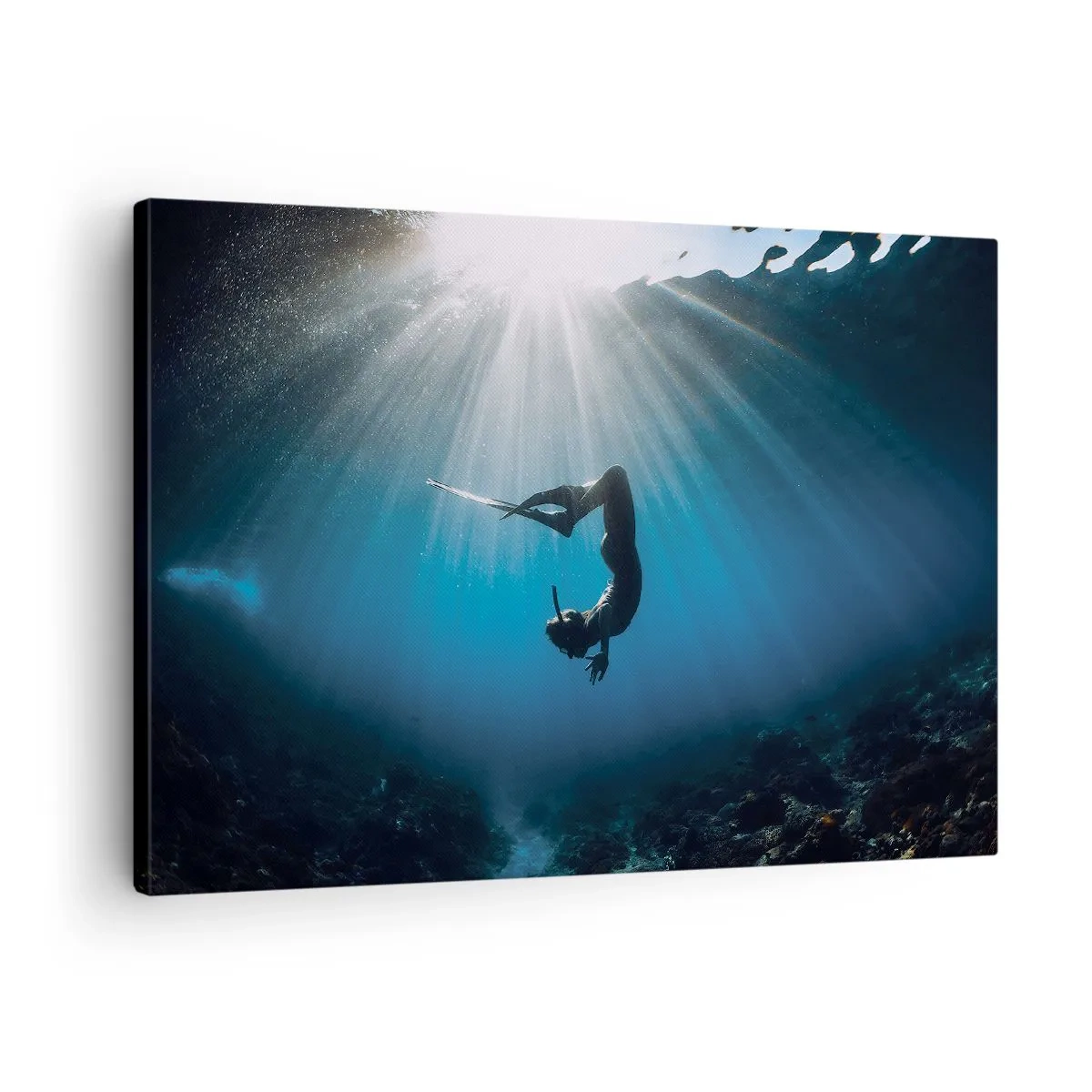 Tablou pe pânză Canvas - Un scafandru plutind într-o rază de lumină sub apă - 70x50cm - Dans subacvatic - Decorațiune modernă pentru perete pentru living și dormitor ARTTOR