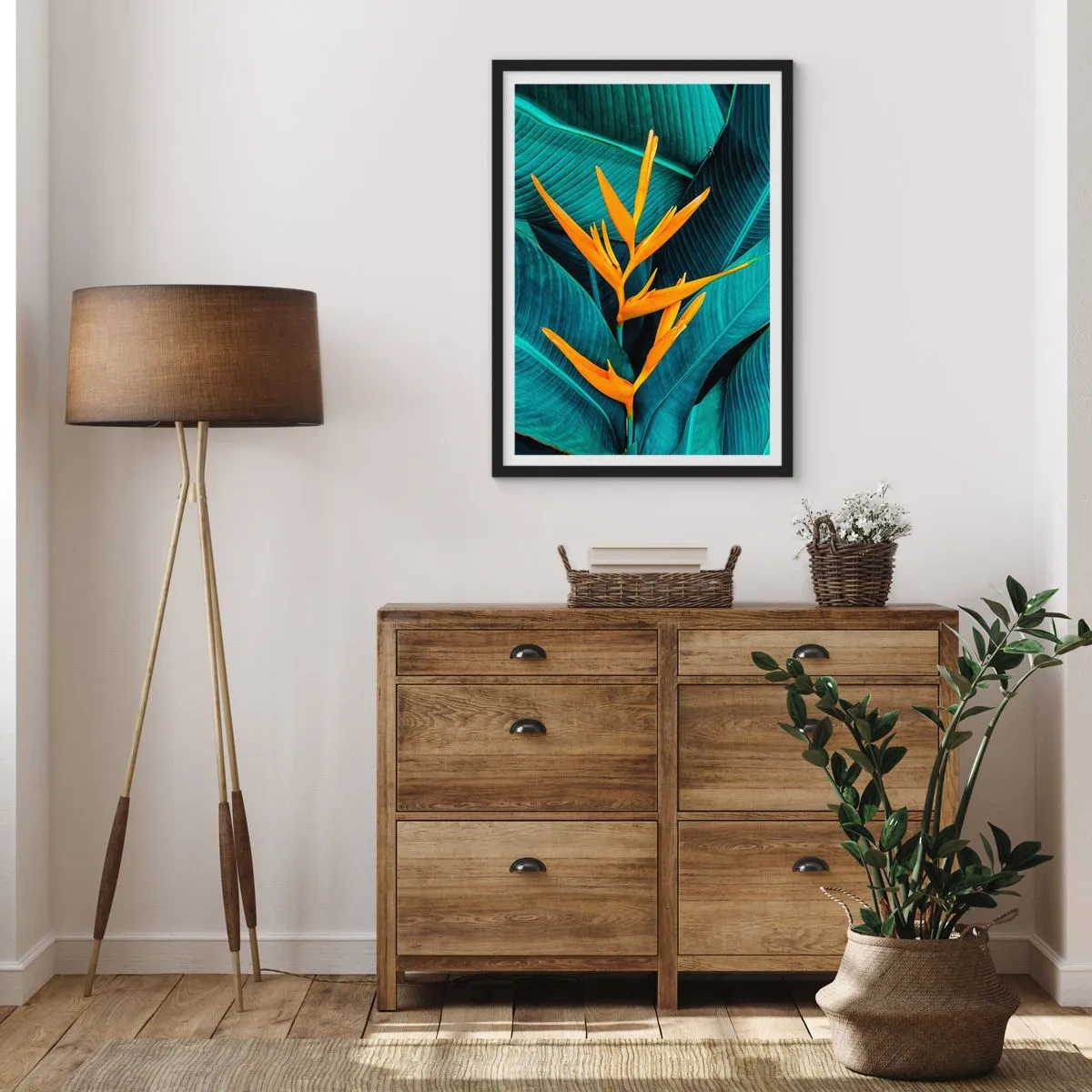 Poster în ramă neagră - O floare exotică pe un fundal de frunze tropicale verzi. - 50x70cm - Floarea Edenului - Decorațiune modernă pentru perete pentru living și dormitor ARTTOR