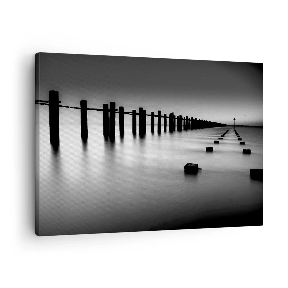 Tablou pe pânză Canvas - Stâlpi de lemn și blocuri de beton scufundate în apă în tonuri de alb-negru - 70x50cm - În depărtare gri în ceață - Decorațiune modernă pentru perete pentru living și dormitor ARTTOR