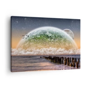 Tablou pe pânză Canvas - Un peisaj fantastic cu o planetă mare deasupra mării și un dig de lemn. - 70x50cm - Și lumea a ieșit din apă - Decorațiune modernă pentru perete pentru living și dormitor ARTTOR