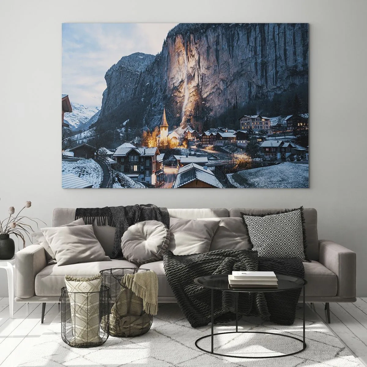Tablou pe sticlă - Un sat de iarnă la poalele unei stânci iluminate - 70x50cm - Spiritul luminos al iernii - Decorațiune modernă pentru perete pentru living și dormitor ARTTOR