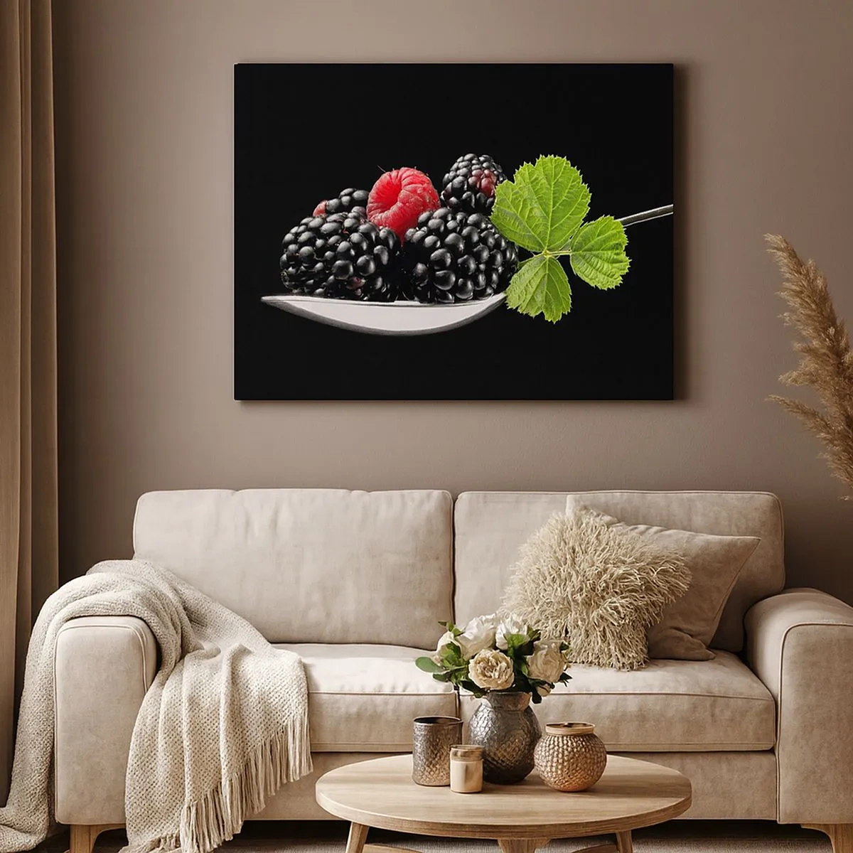 Tablou pe pânză Canvas - Mure și zmeură pe o lingură cu o frunză pe fundal negru - 70x50cm - Gustul prospețimii - Decorațiune modernă pentru perete pentru living și dormitor ARTTOR