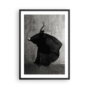 Poster în ramă neagră - O fotografie alb-negru a unui dansator în mișcare dinamică pe un perete brut. - 50x70cm - Un pas pasional - Decorațiune modernă pentru perete pentru living și dormitor ARTTOR