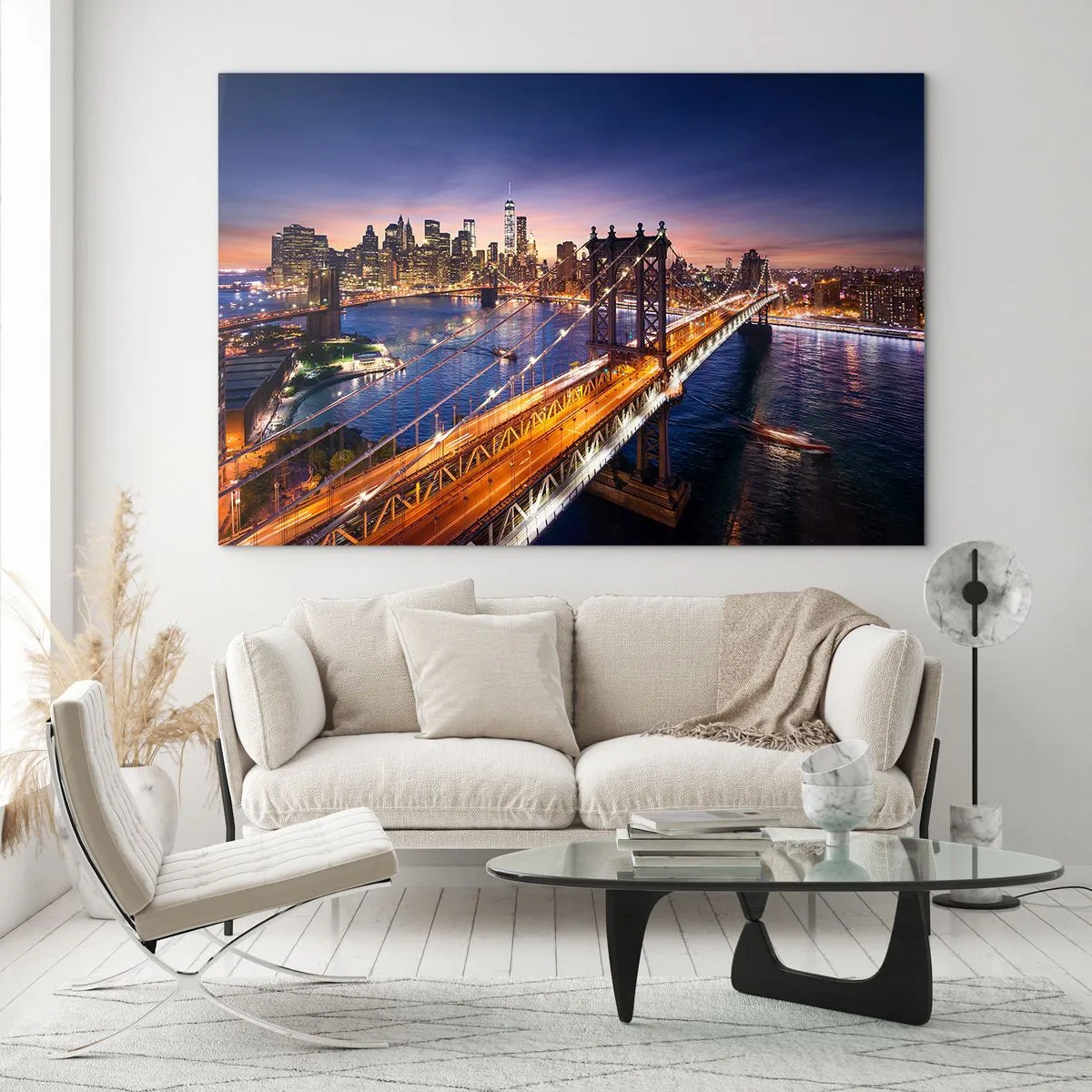 Tablou pe sticlă - Podul pe fundalul panoramei orașului de seară cu zgârie-nori iluminați - 70x50cm - Pe un pod luminos către inima orașului - Decorațiune modernă pentru perete pentru living și dormitor ARTTOR