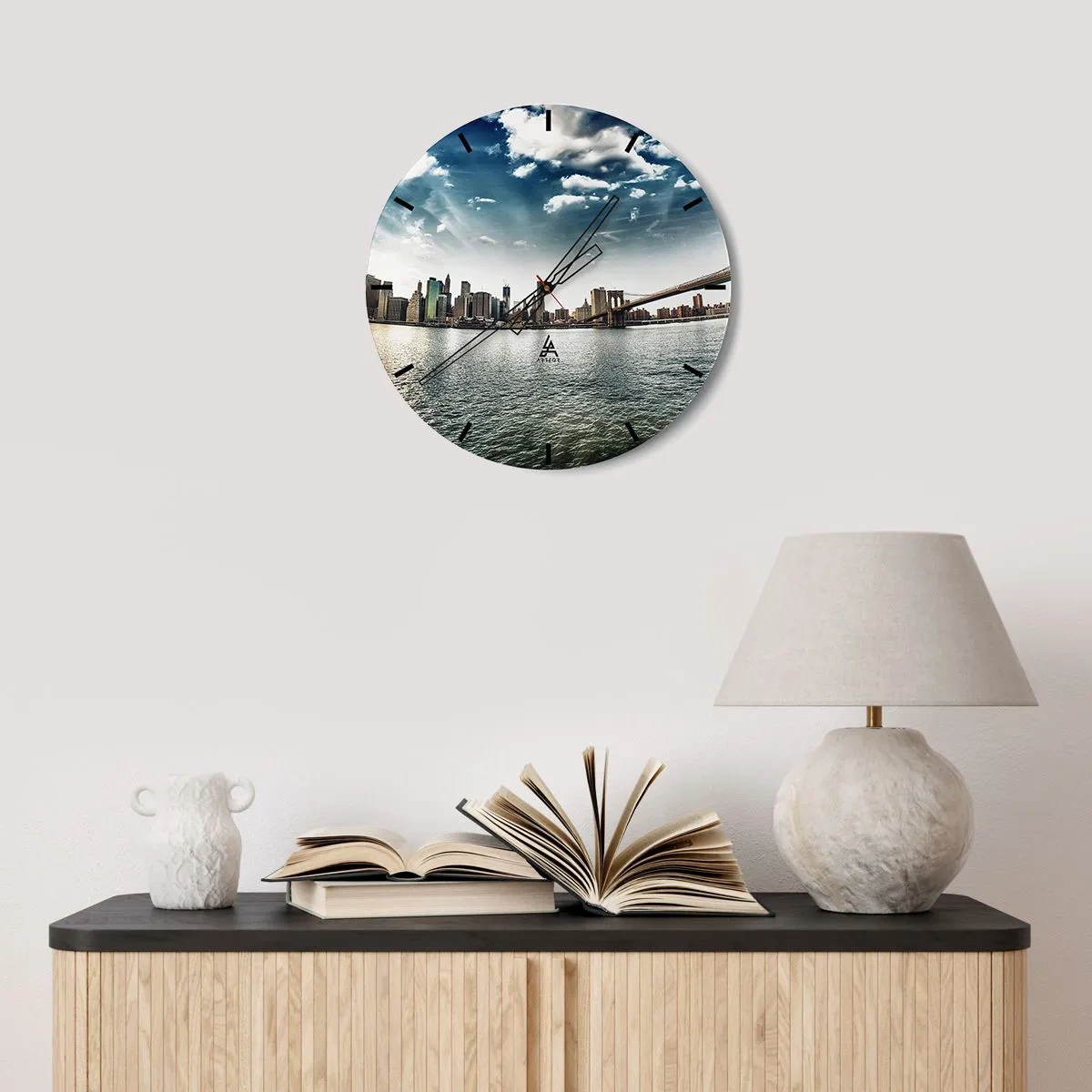 Ceas de perete - Ceas pe sticlă - Panoramă a orașului cu un pod și apă în fundal - 30x30cm - Insula de sticlă - Decorațiune modernă pentru perete pentru living, bucătărie și dormitor ARTTOR