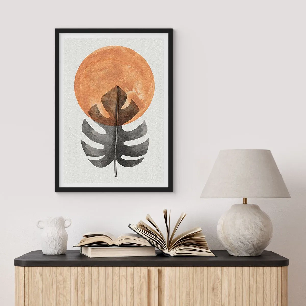 Poster în ramă neagră - O frunză de monstera pe fundalul unui cerc portocaliu cald - 50x70cm - Doar soarele - Decorațiune modernă pentru perete pentru living și dormitor ARTTOR