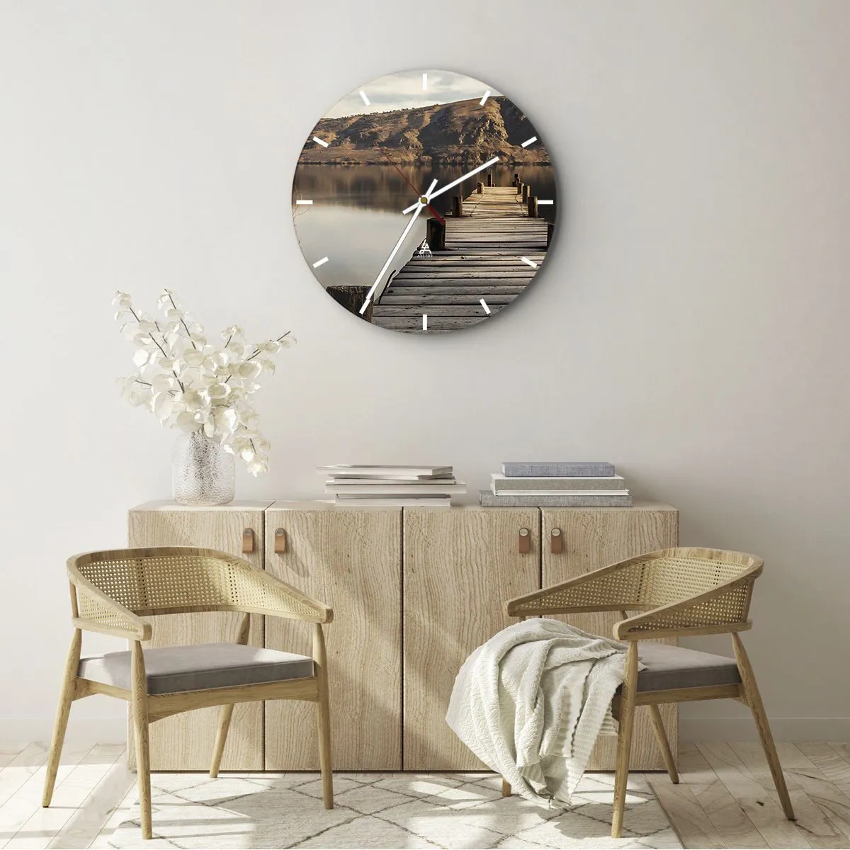 Ceas de perete - Ceas pe sticlă - Un pod de lemn duce la un lac liniștit din munți. - 30x30cm - Peisaj în tăcere - Decorațiune modernă pentru perete pentru living, bucătărie și dormitor ARTTOR