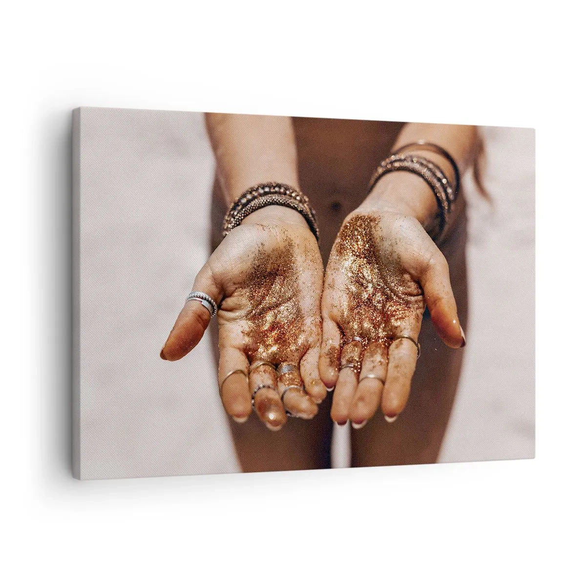 Tablou pe pânză Canvas - Prim-plan cu mâini cu sclipici în nuanțe calde - 70x50cm - Un cadou pentru tine - Decorațiune modernă pentru perete pentru living și dormitor ARTTOR