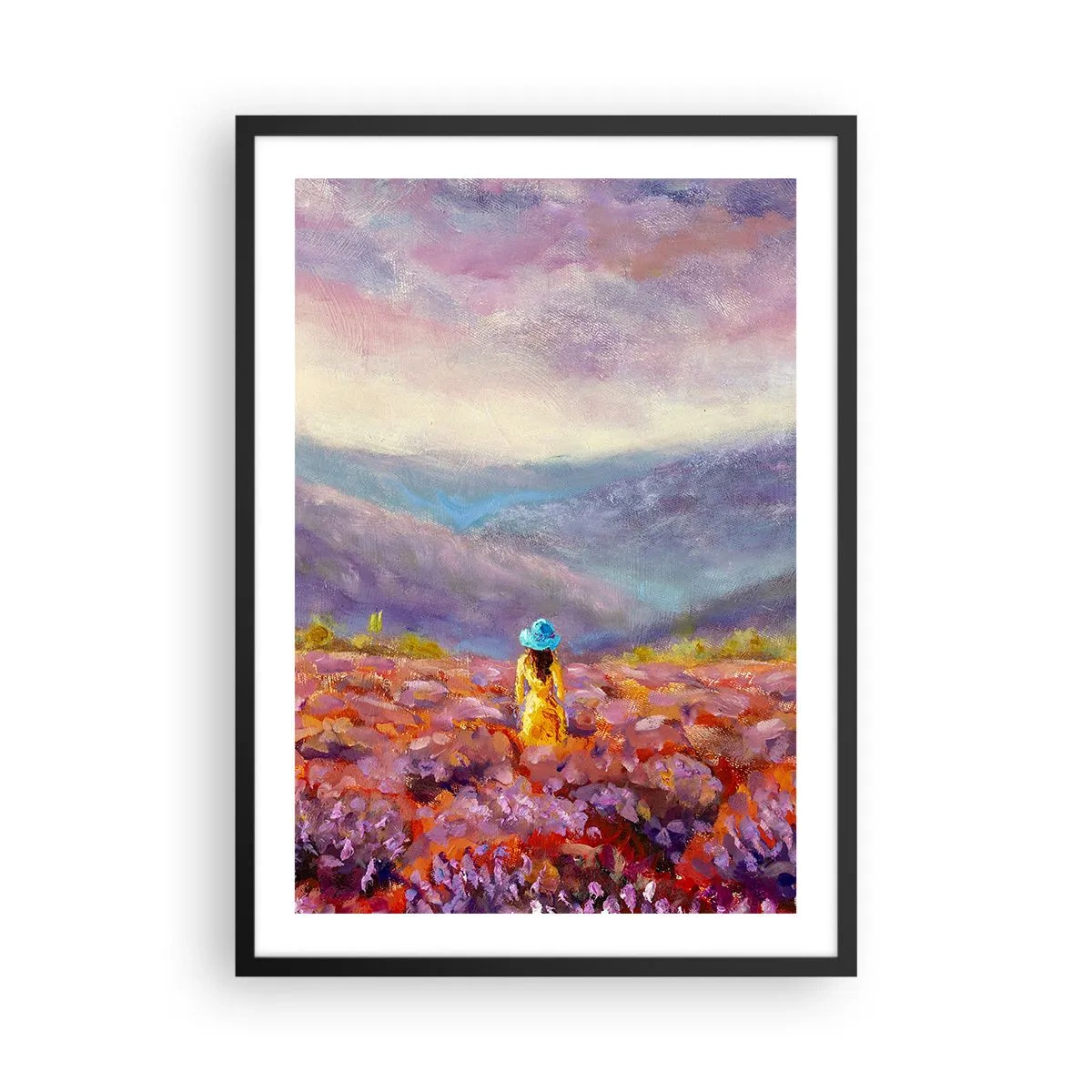 Poster în ramă neagră - Un câmp de lavandă cu o femeie purtând o pălărie pe fundalul unui munte. - 50x70cm - Într-o lume de lavandă - Decorațiune modernă pentru perete pentru living și dormitor ARTTOR