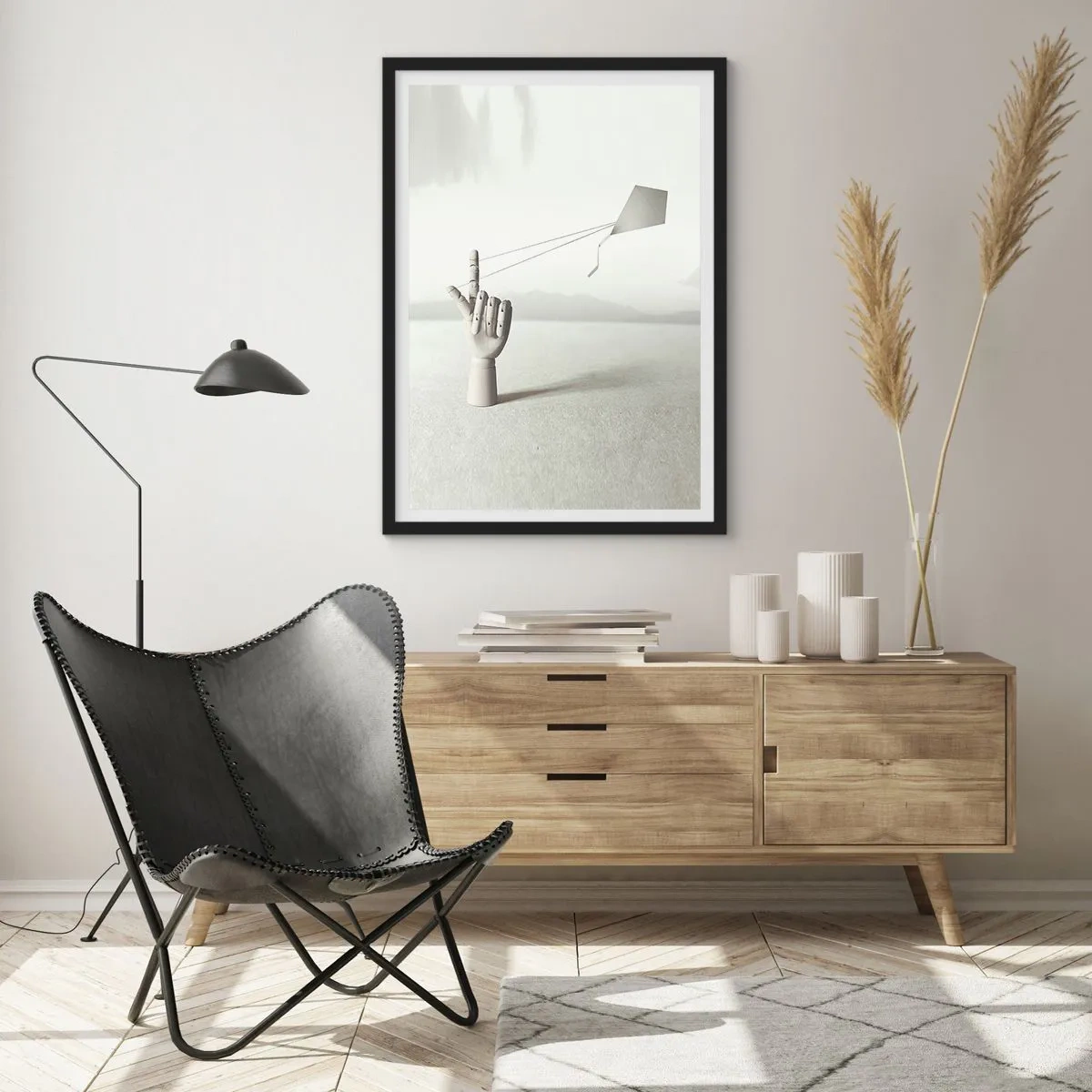 Poster în ramă neagră - O mână de lemn cu un zmeu pe un fundal luminos - 50x70cm - Încercare de forță - Decorațiune modernă pentru perete pentru living și dormitor ARTTOR