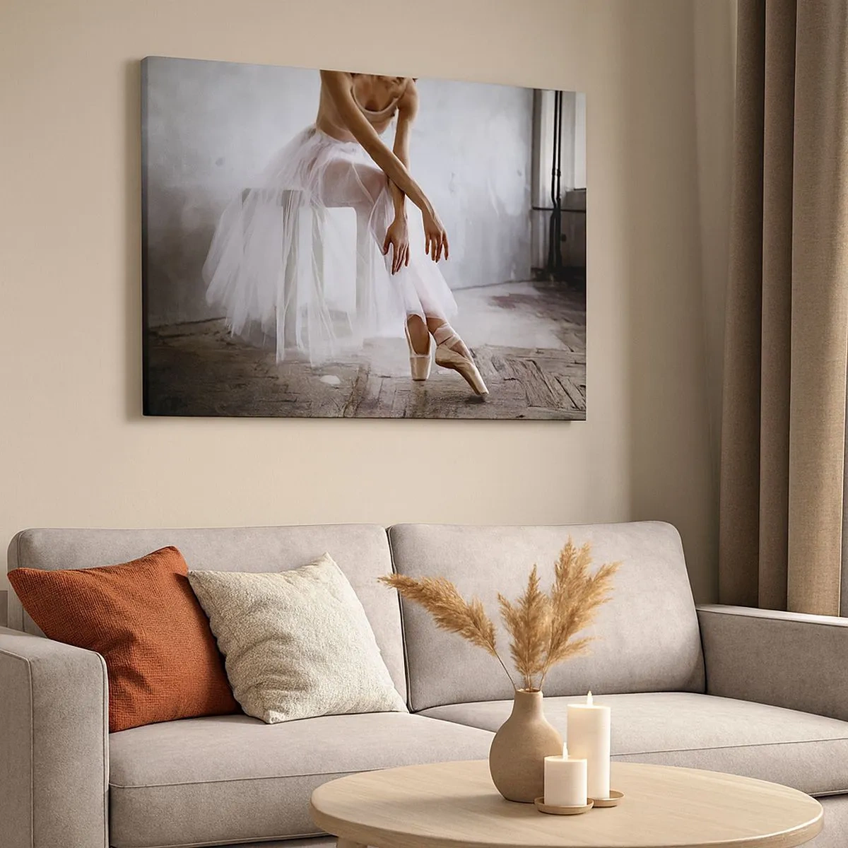 Tablou pe pânză Canvas - O balerină într-o poză delicată pe un fundal industrial - 70x50cm - Înainte ca luminile rampei să strălucească - Decorațiune modernă pentru perete pentru living și dormitor ARTTOR