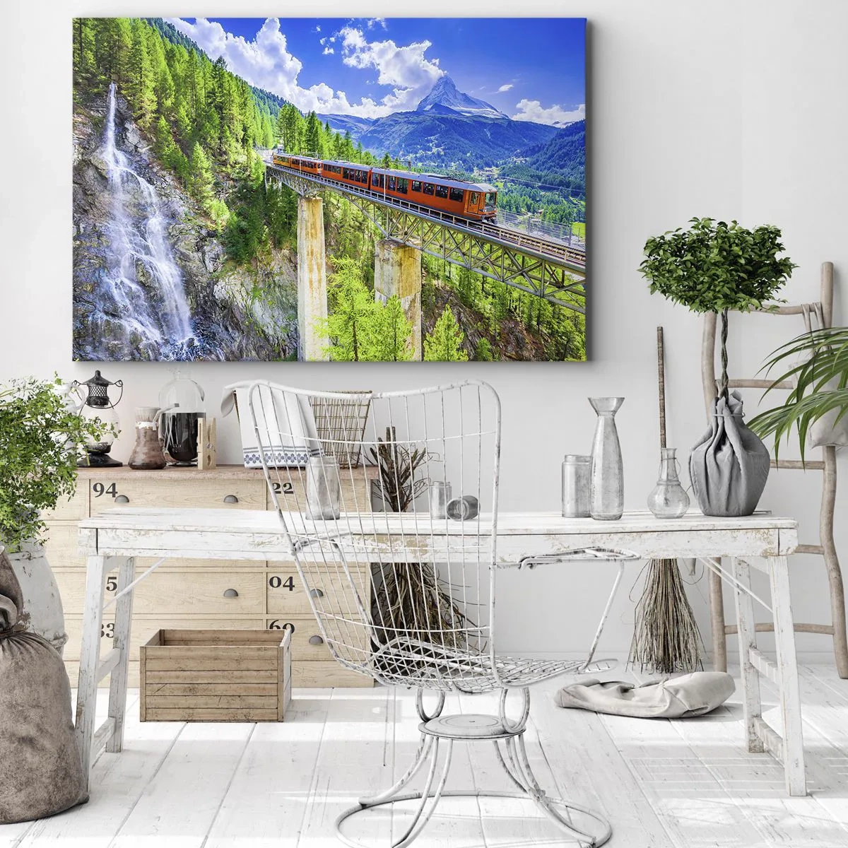 Tablou pe pânză Canvas - Un roller coaster pe un pod cu vedere la o cascadă și munți - 70x50cm - Calea ferată din Alpi - Decorațiune modernă pentru perete pentru living și dormitor ARTTOR