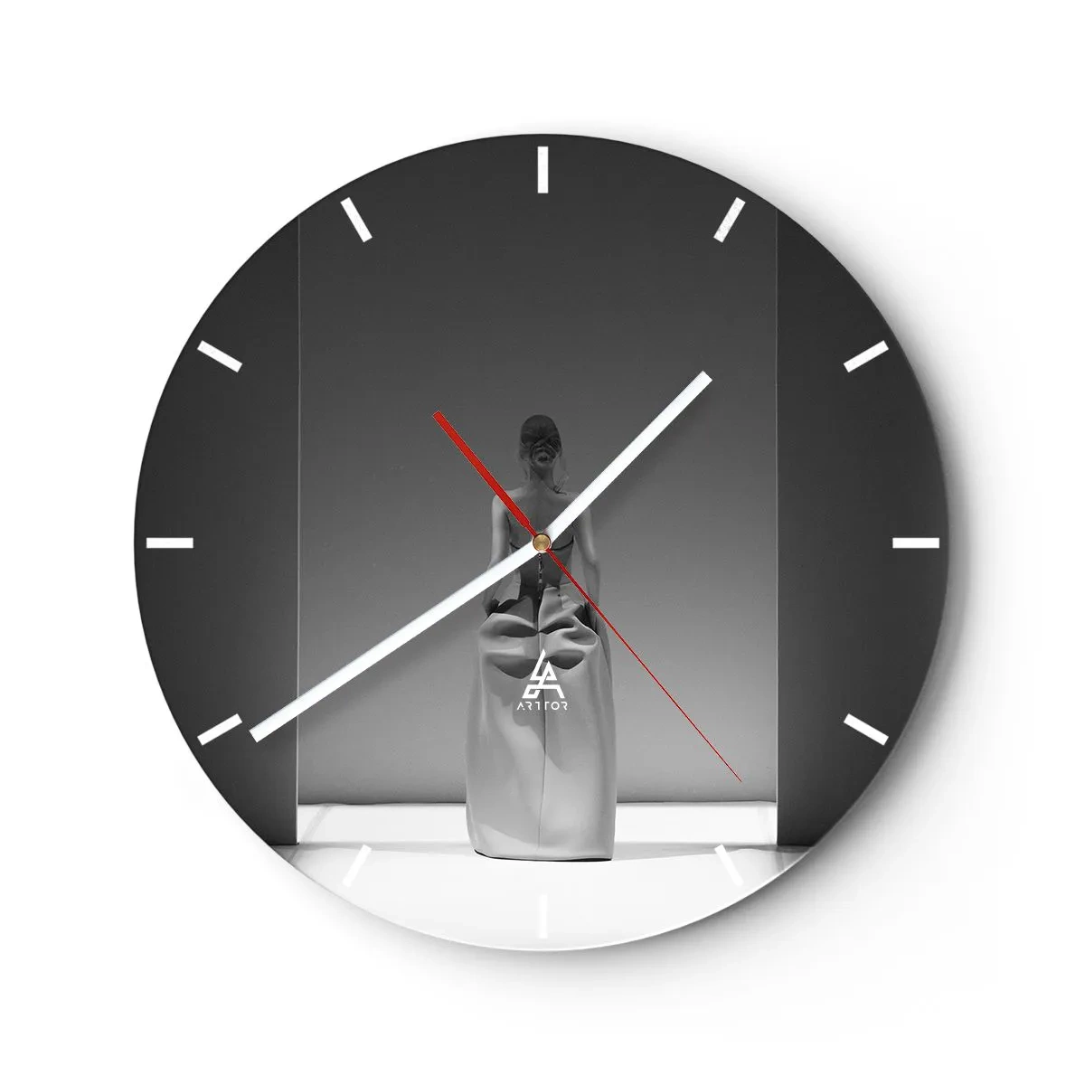 Ceas de perete - Ceas pe sticlă - Sculptură alb-negru a unei femei într-un spațiu minimalist - 30x30cm - Simplitate sofisticată - Decorațiune modernă pentru perete pentru living, bucătărie și dormitor ARTTOR