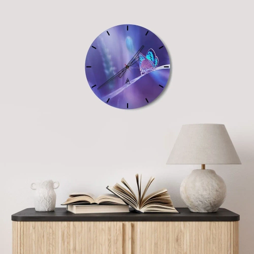 Ceas de perete - Ceas pe sticlă - Un fluture pe un fundal cu nuanțe delicate de violet și albastru - 30x30cm - O bijuterie a naturii - Decorațiune modernă pentru perete pentru living, bucătărie și dormitor ARTTOR