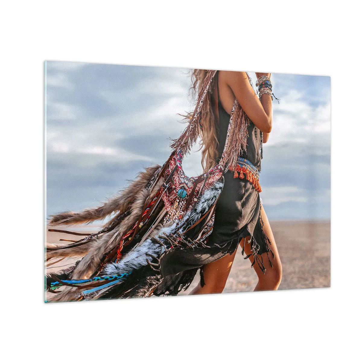 Tablou pe sticlă - Femeie în stil boho cu pene și decorațiuni pe un fundal deșertic - 70x50cm - Iubita șamanului - Decorațiune modernă pentru perete pentru living și dormitor ARTTOR