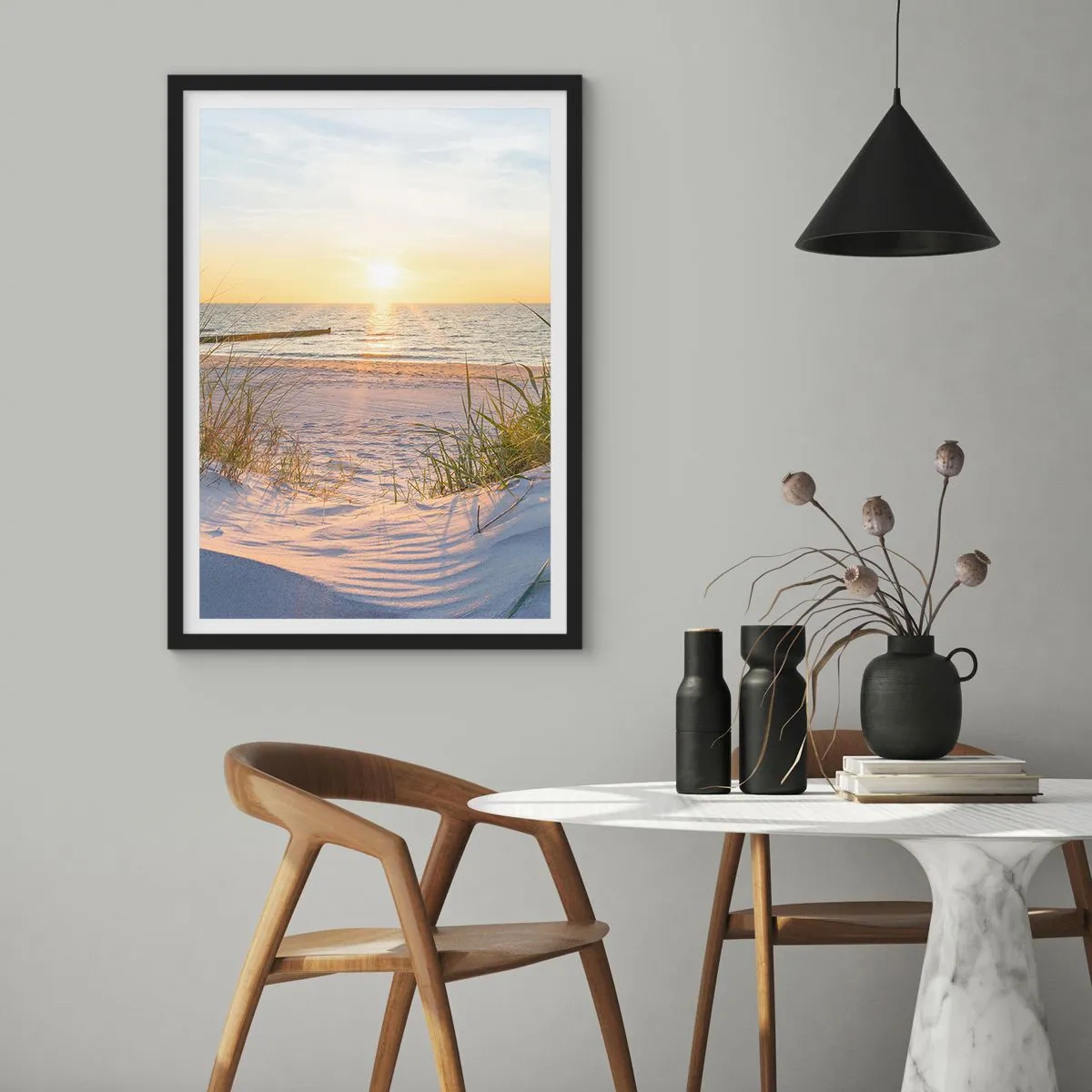 Poster în ramă neagră - Plajă cu apus de soare și vedere la mare - 50x70cm - Zumzet de mare, o plajă sălbatică printre ierburi... - Decorațiune modernă pentru perete pentru living și dormitor ARTTOR