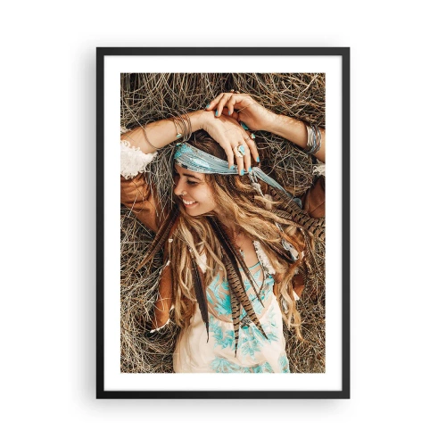 Poster în ramă neagră - O femeie în stil boho, cu dreaduri și ornamente, pe un fundal de iarbă uscată. - 50x70cm - În drum spre vara iubirii - Decorațiune modernă pentru perete pentru living și dormitor ARTTOR