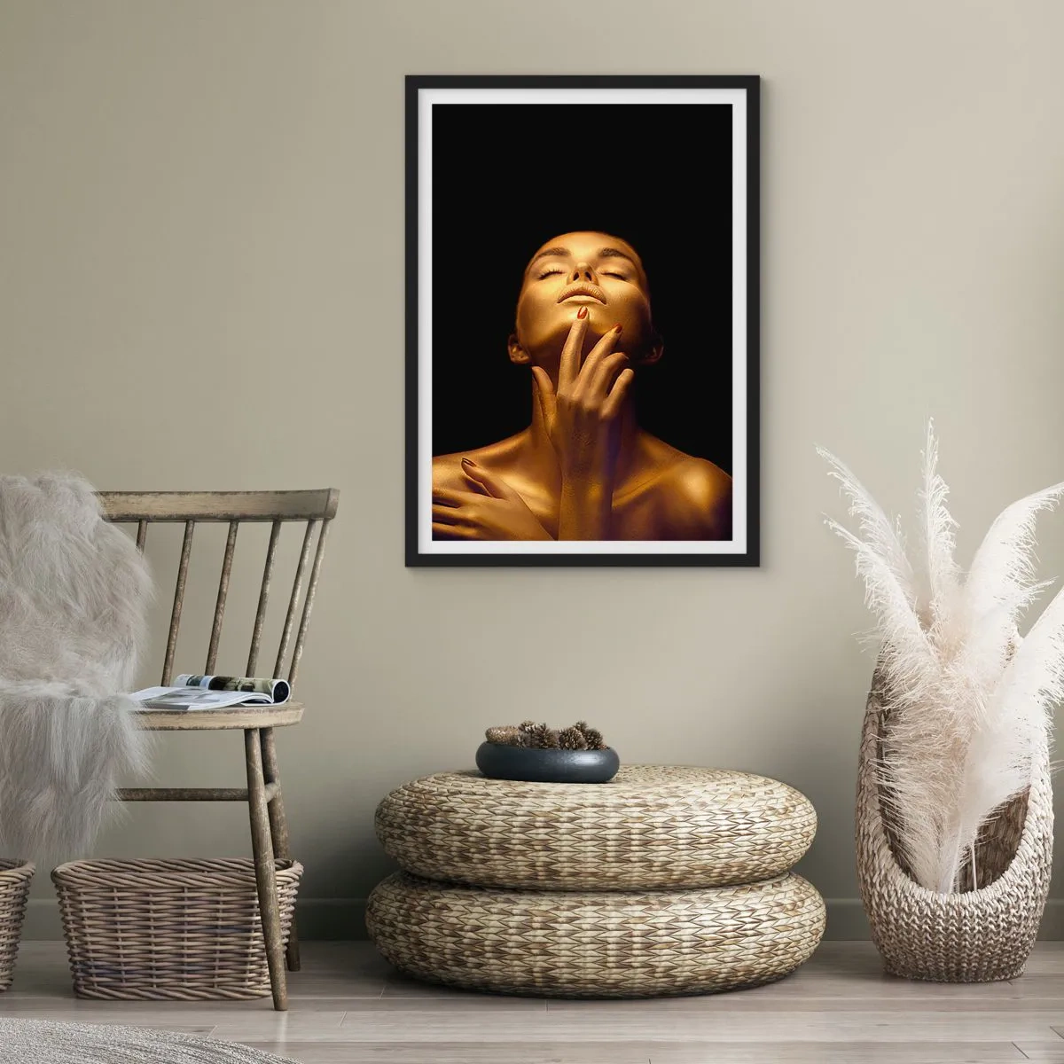 Poster în ramă neagră - O figură aurie pe fundal negru într-o poză elegantă - 50x70cm - Ca mătasea aurie - Decorațiune modernă pentru perete pentru living și dormitor ARTTOR