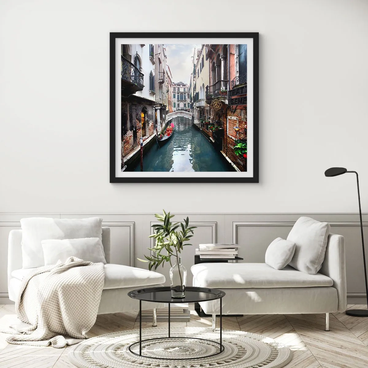 Poster în ramă neagră - Peisaj venețian cu gondolă și pod - 40x40 cm