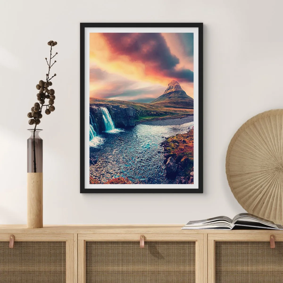 Poster în ramă neagră - Un peisaj montan cu o cascadă și un cer pitoresc - 50x70cm - În măreția naturii - Decorațiune modernă pentru perete pentru living și dormitor ARTTOR