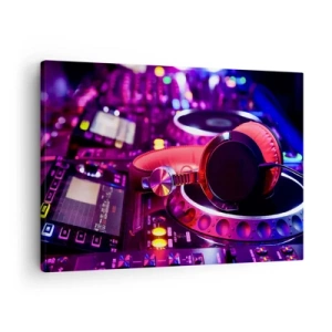 Tablou pe pânză Canvas - Căști DJ pe o consolă cu iluminare neon - 70x50cm - Înainte de a începe distracția - Decorațiune modernă pentru perete pentru living și dormitor ARTTOR