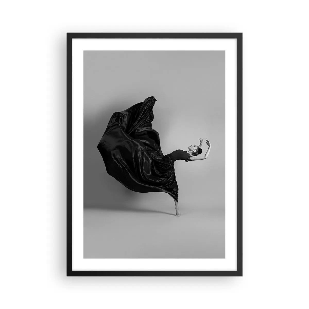 Poster în ramă neagră - O dansatoare elegantă într-o rochie neagră în mișcare - 50x70cm - Înaripată de muzică - Decorațiune modernă pentru perete pentru living și dormitor ARTTOR