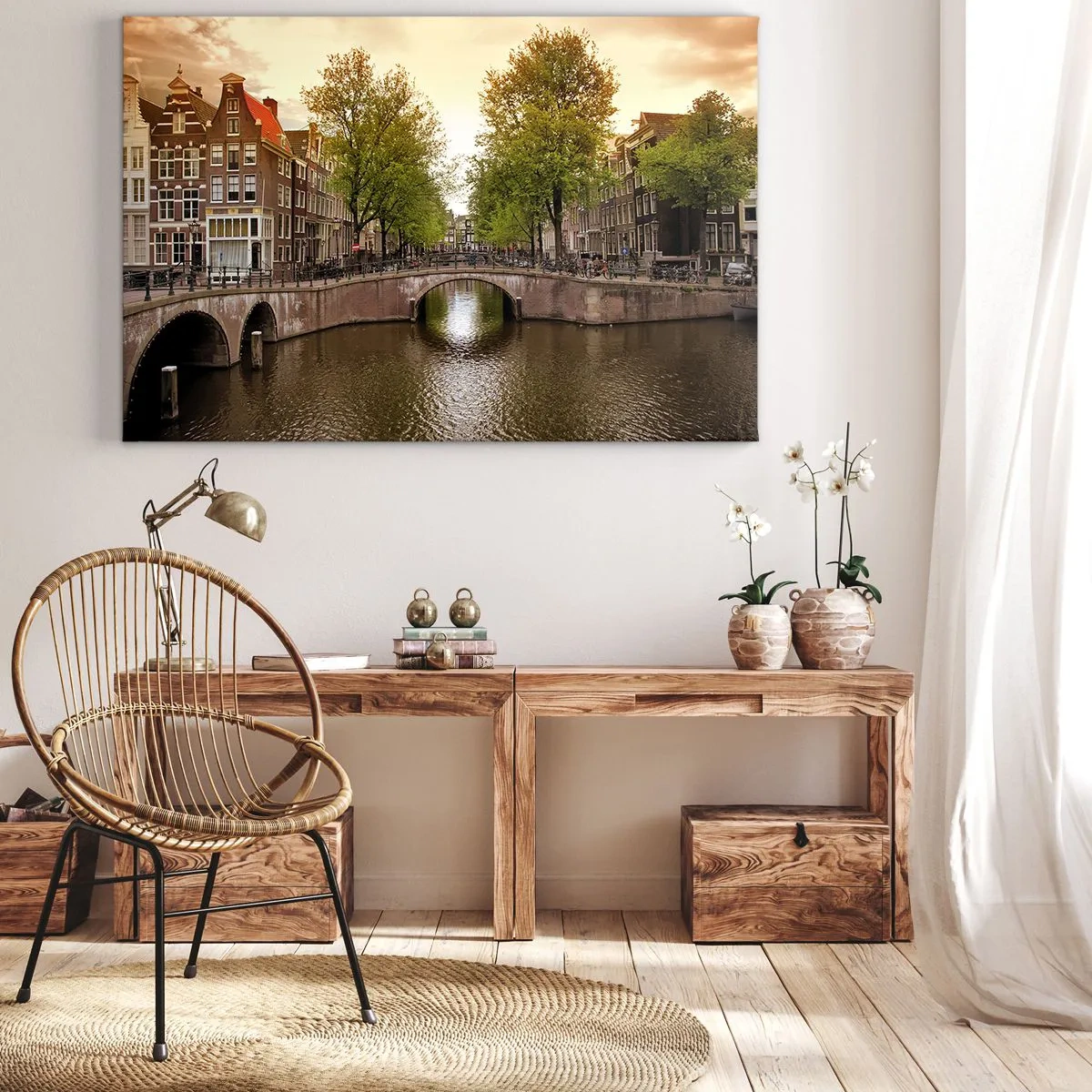Tablou pe pânză Canvas - Un canal din Amsterdam înconjurat de case istorice de locuit - 70x50cm - Cu barca sau cu bicicleta? - Decorațiune modernă pentru perete pentru living și dormitor ARTTOR