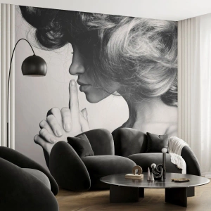 Tapet Standard Eco - Portret alb-negru al unei femei care face un gest de tăcere - 100x70cm - Ascultă-te pe tine însuți - Decorațiune modernă pentru perete pentru living și dormitor ARTTOR