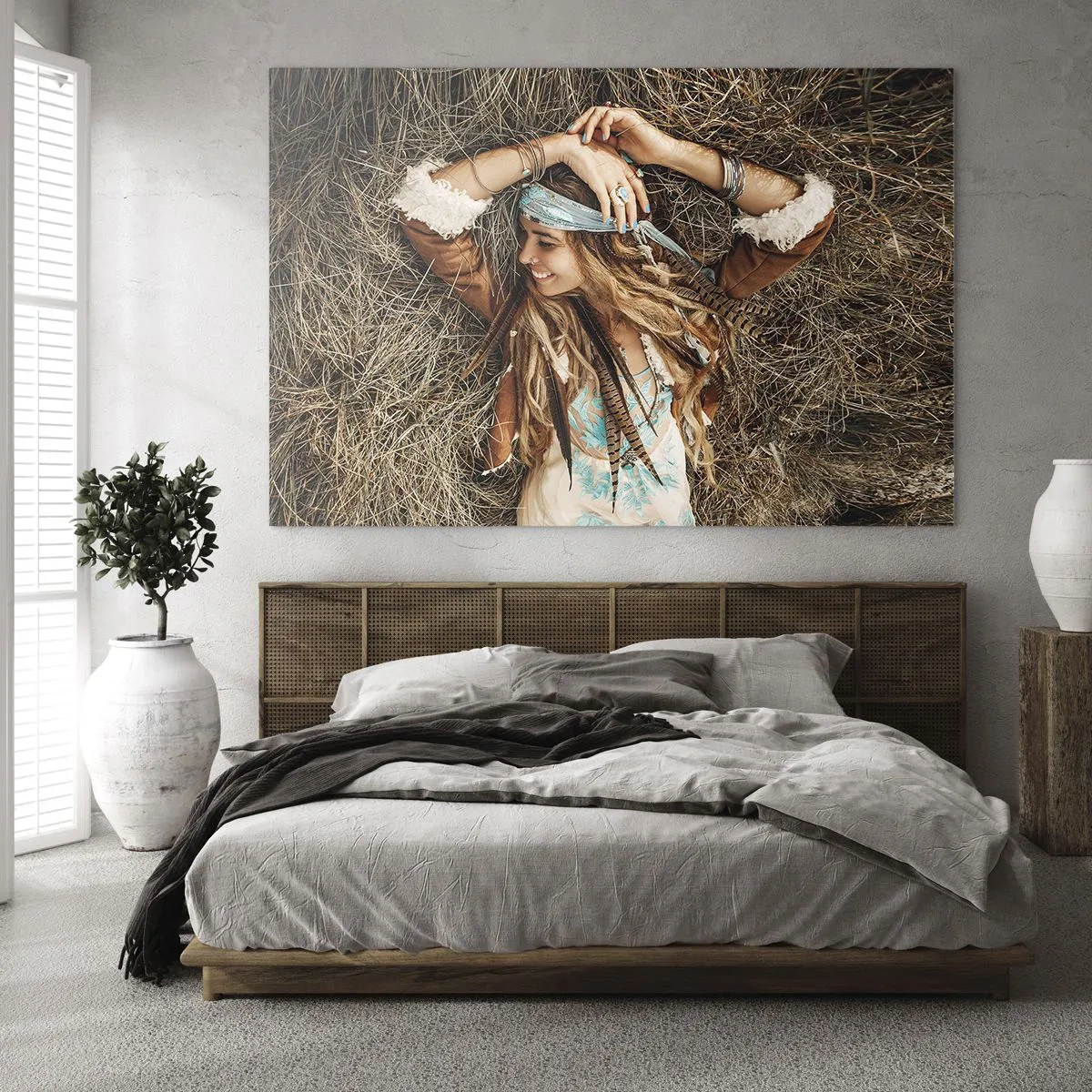 Tablou pe sticlă - Femeie în stil boho întinsă în fân zâmbind - 70x50cm - În drum spre vara iubirii - Decorațiune modernă pentru perete pentru living și dormitor ARTTOR