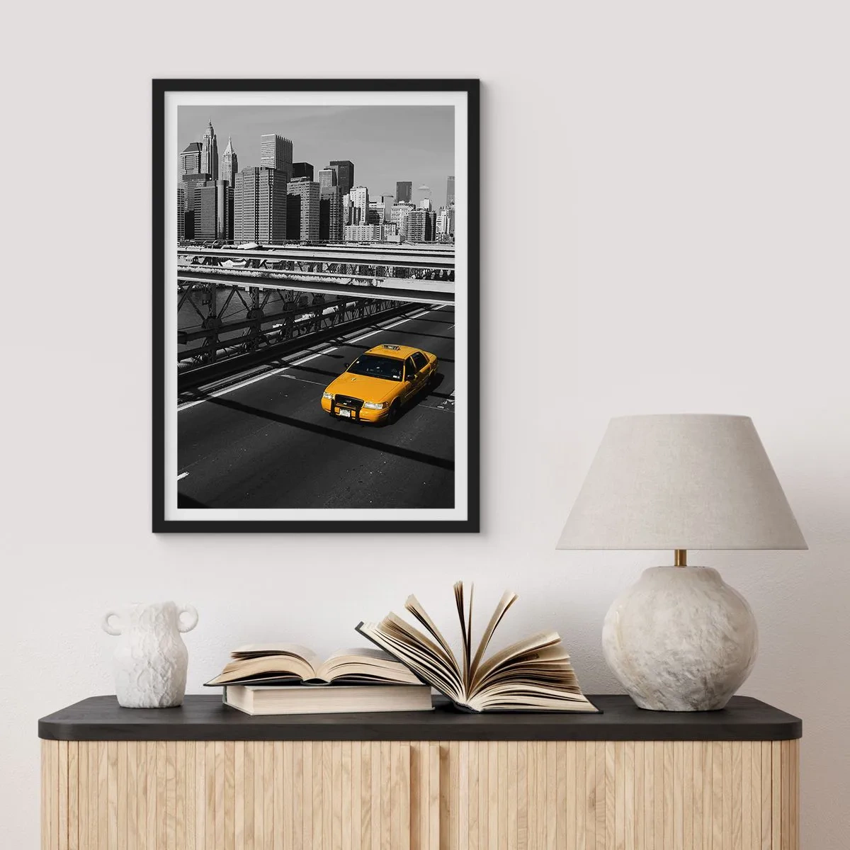Poster în ramă neagră - Un taxi galben pe un fundal de oraș alb-negru - 50x70cm - Culorile marelui oraș - Decorațiune modernă pentru perete pentru living și dormitor ARTTOR