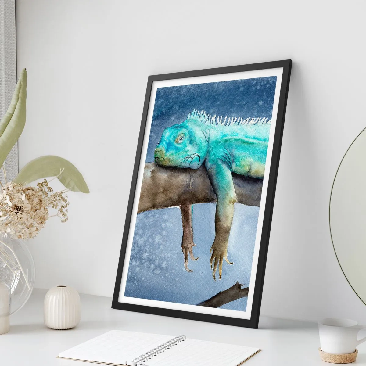 Poster în ramă neagră - O pictură în acuarelă reprezentând o iguană odihnindu-se pe o creangă. - 50x70cm - Este bine! - Decorațiune modernă pentru perete pentru living și dormitor ARTTOR